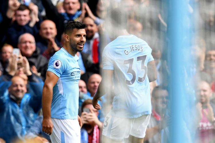 Bersama Gabriel Jesus, Sergio Aguero merayakan gol Manchester City ke gawang Liverpool pada pertandingan Premier League di Stadion Etihad, Sabtu (9/9/2017).