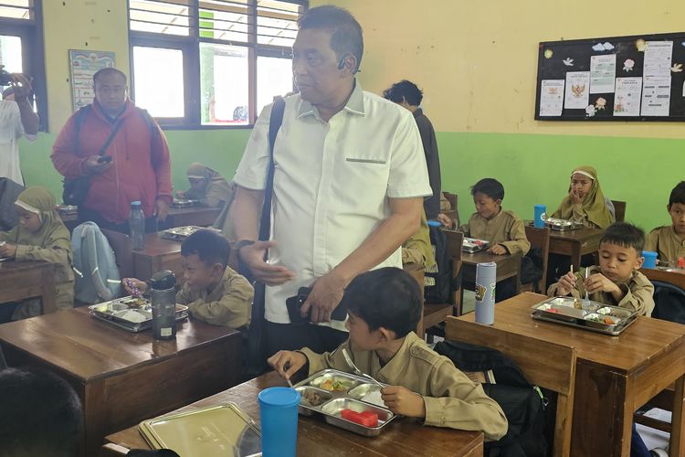 Kepala Deputi Pengawasan dan Pemantauan Badan Gizi Nasional, Dadang Hendrayudha turut memantau pelaksanaan uji coba program makan bergizi di SD Muhammadiyah Ambarketawang 1, Sleman, DIY, Rabu (13/11/2024).