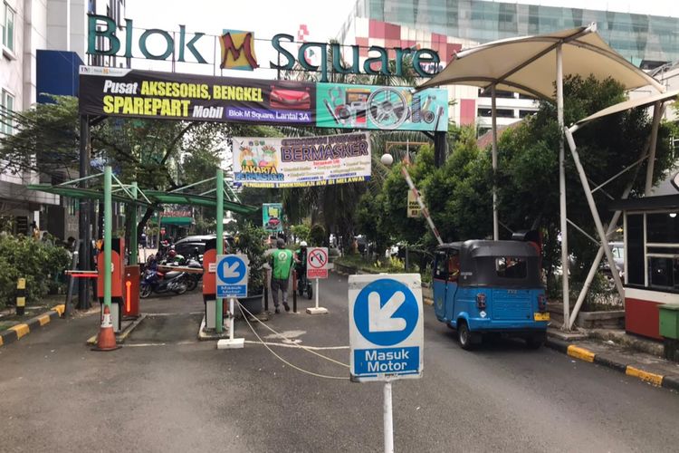 Pintu masuk ke kawasan Blok M di sisi Jalan Melawai Raya, Kebayoran Baru, Jakarta Selatan pada Jumat (5/3/2021) sore.