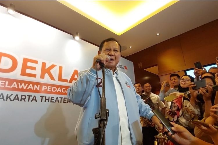Capres nomor urut 2 Prabowo Subianto saat ditemui di Djakarta Theater, Jakarta, Jumat (8/12/2023). 