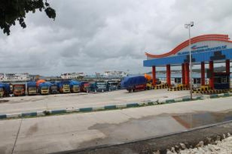Puluhan kendaraan truk sedang parkir di Pelabuhan Bolok, Kupang, Nusa Tenggara Timur (NTT) karena sudah hampir dua pekan pihak PT Angkutan Sungai Danau dan Penyebrangan (ASDP) Fery Cabang Kupang uang menutup semua rute pelayaran di wilayah itu akibat cuaca buruk