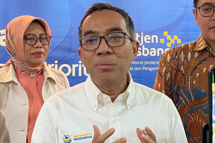 Mendiktisaintek Brian Yuliarto (tengah) ditemui usai peluncuran program Riset Prioritas di Gedung Kemdiktisaintek, Senayan, Jakarta Pusat, Selasa (21/10/2025)