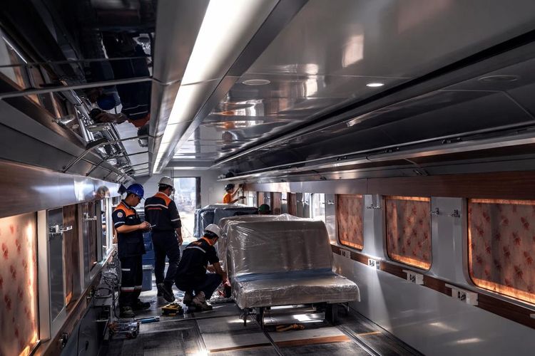 Mulai 25 Maret 2026, tiket Kereta Ekonomi Kerakyatan bisa dipesan melalui aplikasi Access by KAI dan platform penjualan resmi lainnya. Kereta Ekonomi Kerakyatan merupakan hasil modifikasi kereta ekonomi AC package generasi sebelumnya yang dikerjakan Insan Balai Yasa Manggarai.