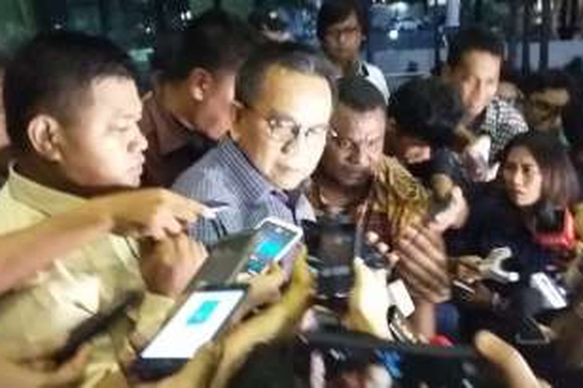 Wakil Ketua DPRD DKI Jakarta, M Taufik sebelum meninggalkan Gedung KPK, Jakarta, Senin (11/4/2016).