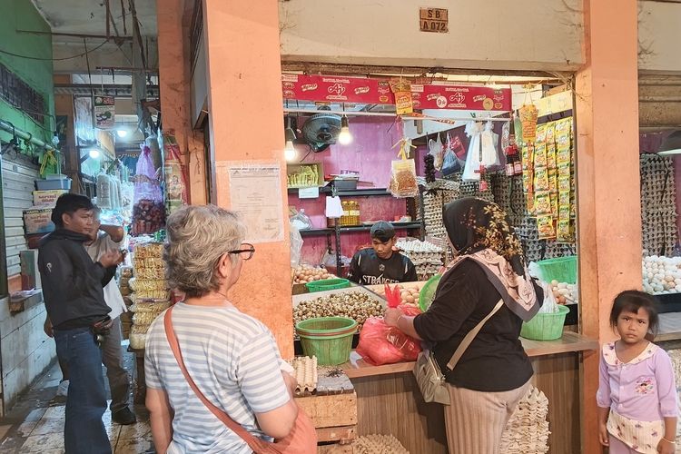 Libur MBG Bikin Harga Telur dan Ayam Turun di Pasar Cibinong, Pedagang Khawatir Bakal Naik Lagi