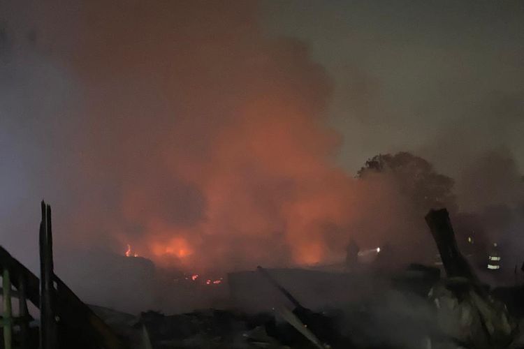 Kebakaran melanda pabrik fiber di Jalan Prepedan Dalam, Tegal Alur, Kalideres, Jakarta Barat, Senin (30/10/2023) malam. 