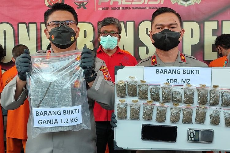 Kapolres Cirebon Kota Jawa Barat AKBP Fahri Siregar dan Wakapolres, Kompol Troy, menunjukan ganja 20 paket dan 1,2 kg, yang diamankan dari seorang remaja berusia 19 tahun, pada Kamis (18/8/2022).