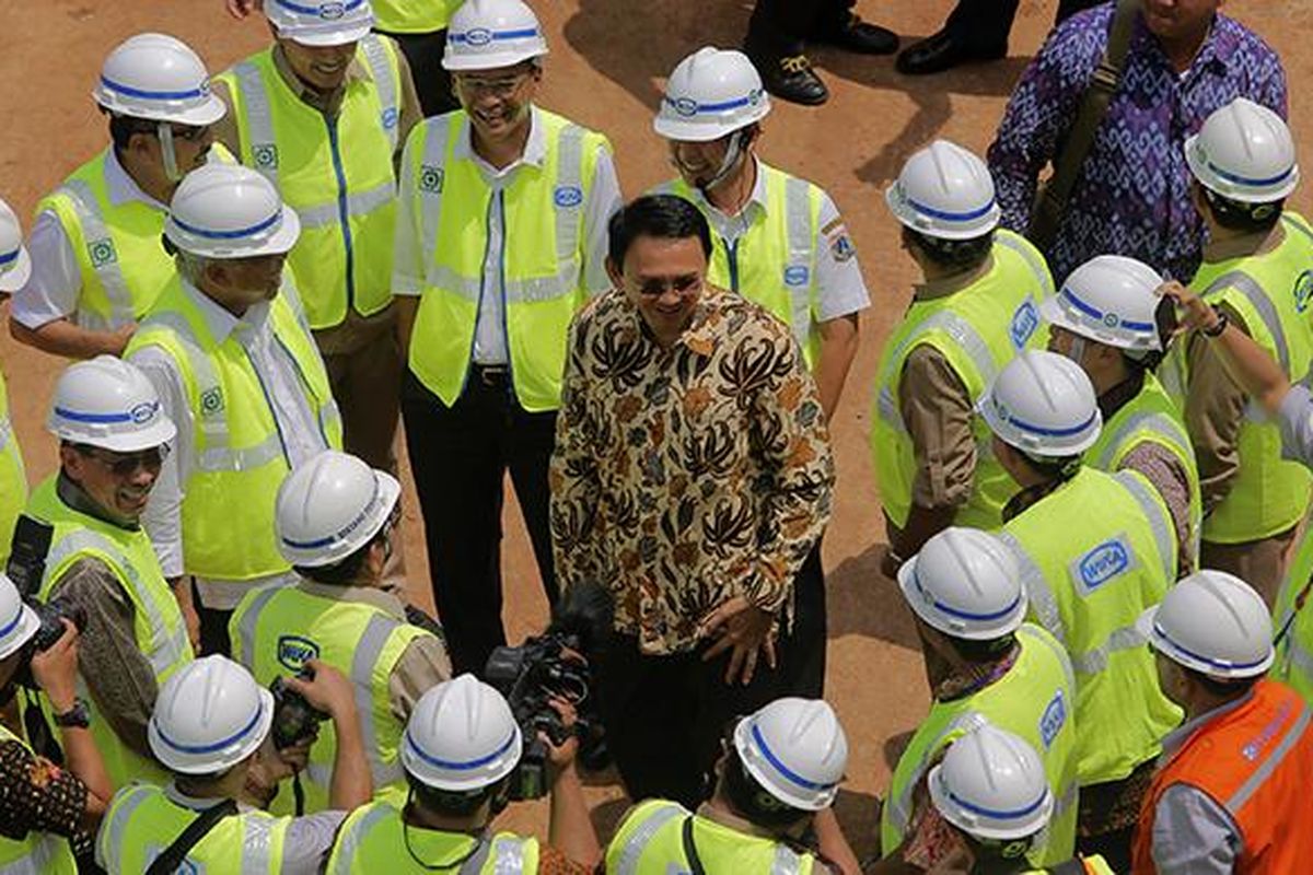 Gubernur DKI Jakarta Basuki Tjahaja Purnama saat tiba untuk meninjau perkembangan proyek pembangunan simpang susun Semanggi, Jakarta, Kamis (23/2/2017). Pembangunan proyek yang diharapkan akan mengurai kemacetan lalu lintas di kawasan Semanggi tersebut ditargetkan selesai pada Agustus 2017.