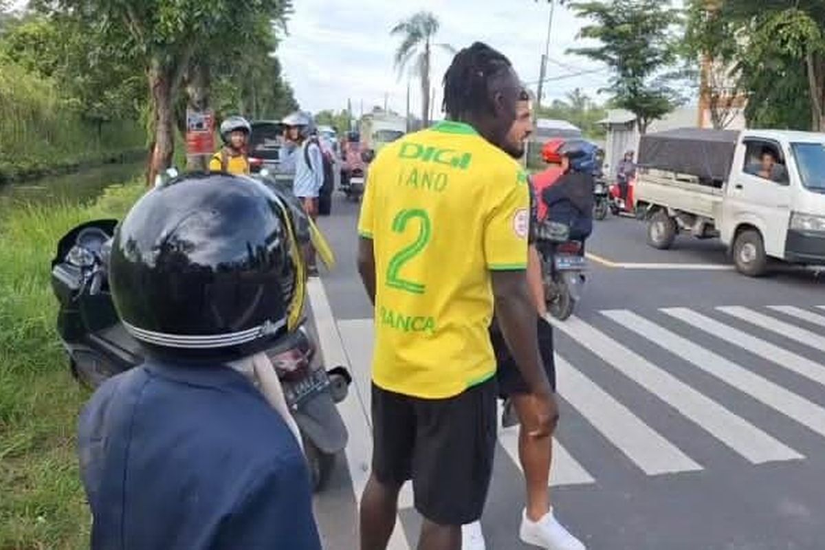 Pemain asing Madura United, Balotelli dan Riquelme mengalami kecelakaan di Jalan Halim Perdana Kusuma, Kabupaten Bangkalan pada Kamis (15/1/2026) pagi.