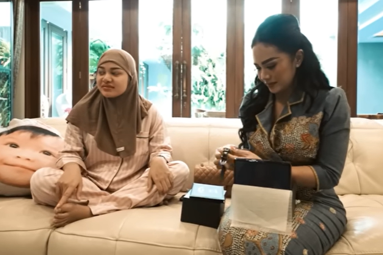 Krisdayanti dapat kado jam tangan mewah dari Aurel dan Atta