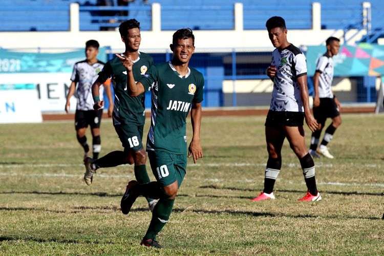 Selebrasi pemain Jawa Timur Muhammad Faisol Yunus saat babak 6 besar PON XX Papua 2021 melawan Kalimantan Timur yang berakhir dengan skor 5-1 di Stadion Barnabas Youwe Sentani, Kabupaten Jayapura, Jumat (8/10/2021) sore.