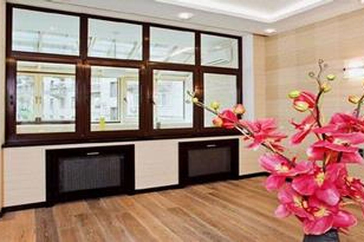 Warna-warni putih, merah, atau kuning kelopak bunga akan menambah kesegaran di dalam rumah Anda meski membutuhkan perawatan yang lebih dari bunga plastik.