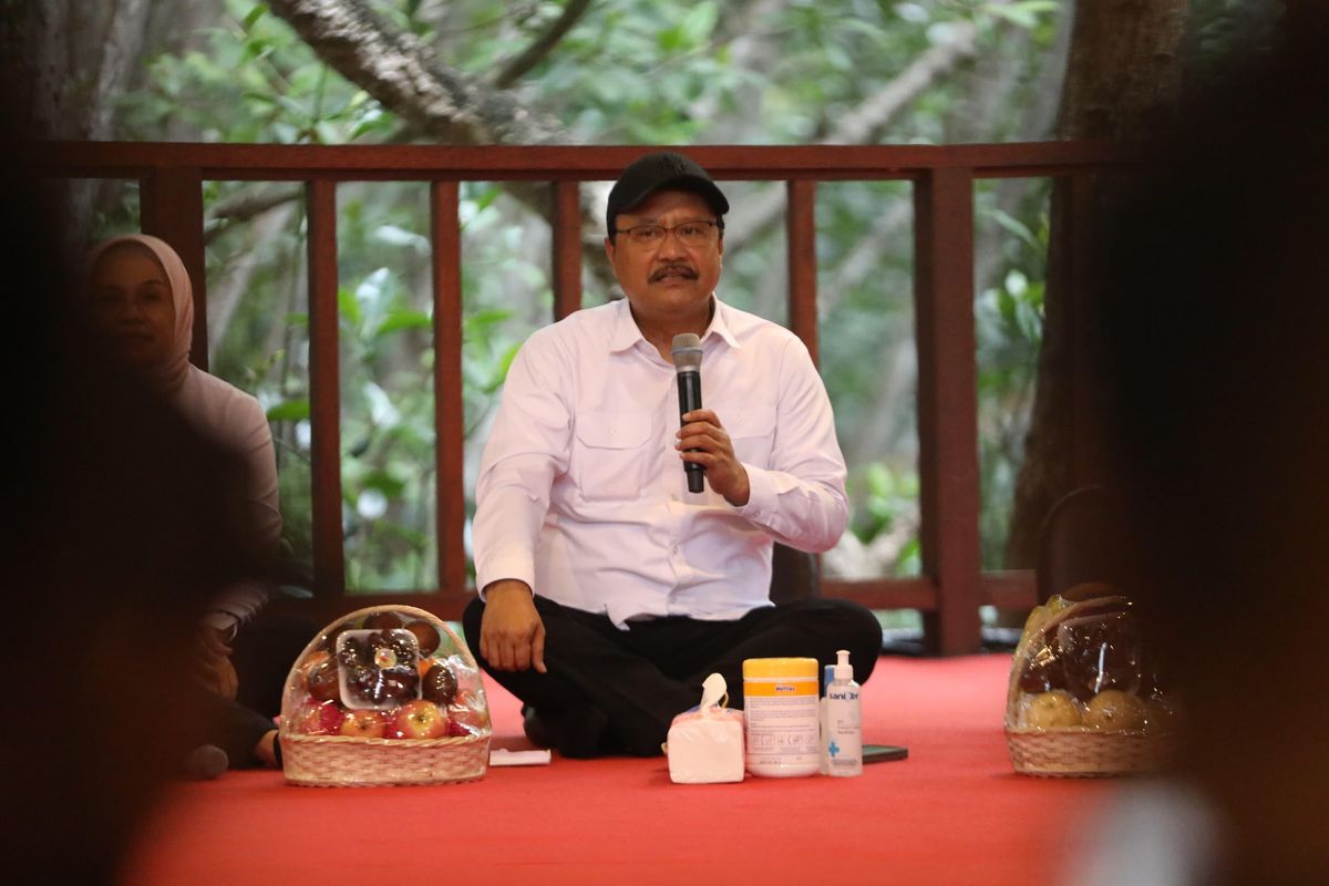 Mensos Gus Ipul berdialog dengan berbagai pihak di Pendopo Kawasan Tahura pada Senin (24/2/2025).&nbsp;