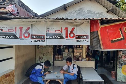 Sekolah Surabaya Dikepung Iklan Rokok, Kenapa Risma Tak Melarang?