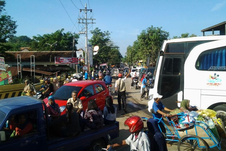 Penumpukan kendaraan di pasar Gladak Kaliwungu Selatan,  yang menuju arah Ungaran. Kompas.Com/ Slamet Priyatin