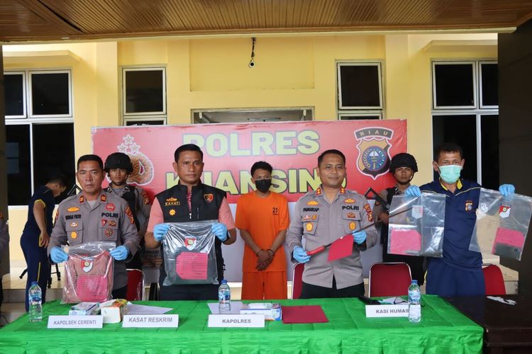 Polres Kuansing menggelar konferensi pers penangkapan seorang pelaku pembunuhan di Kabupaten Kuantan Singingi, Riau, Jumat (7/7/2023). Dok Polres Kuansing