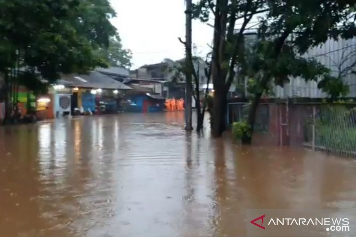 Genangan air setinggi 60 sentimeter menutup sebagian Jalan Raya Jambore akibat hujan lebat, Senin (26/10/2020). Petugas menutup sementara akses jalan untuk keperluan pemompaan air. (ANTARA/HO-Sudinhub Jaktim).