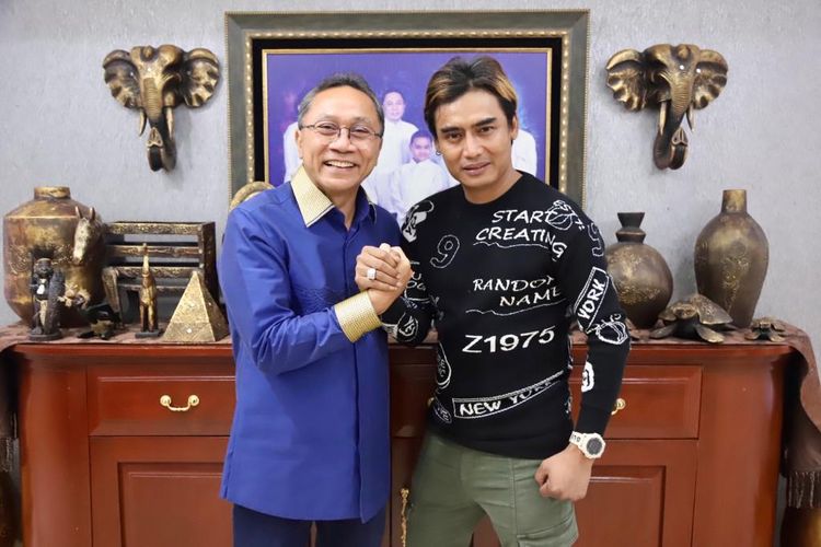 Ketua Umum Partai Amanat Nasional berpose dengan musisi Charly Van Houten