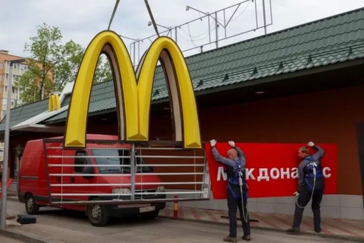 Sejumlah pekerja mencopot logo McDonald's di Rusia setelah raksasa makanan cepat saji itu memutuskan hengkang akibat perang di Ukraina.
