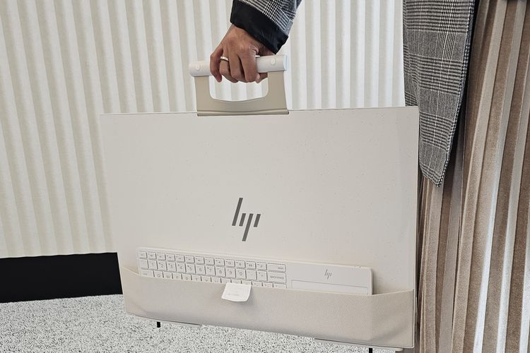 HP Envy Move  dilengkapi kompartemen untuk menyimpan keyboard di bagian belakang. HP menyediakan papan ketik (keyboard) eksternal yang sudah disertai dengan touchpad. Keyboard ini bisa disimpan di kompartemen bagian belakang PC untuk kemudahan pengguna.
