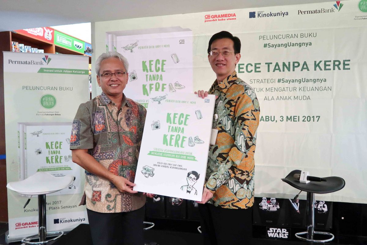 Wandi S Brata, Direktur Gramedia Pustaka Utama dan Bianto Surodjo, Direktur Retail Banking PermataBank saat peluncuran buku Kece Tanpa Kere di Plasa Senayan, Rabu (3/5/2017). 