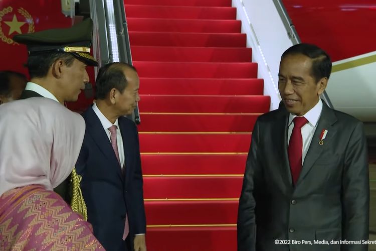 Presiden Joko Widodo saat tiba di Phnom Penh, Kamboja pada Rabu (9/11/2022). Presiden akan menghadiri puluhan pertemuan bilateral dalam rangka KTT ASEAN ke-40 dan ke-41 di Kamboja pada 10-13 November 2022.