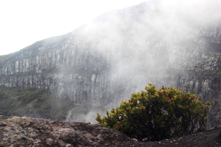 Kenapa Gunung Gede Kembali Menunjukkan Aktivitas Vulkanik Pada Awal April 2025?