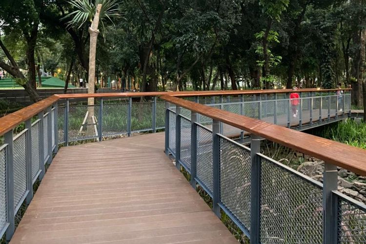 Jembatan di area Wetland Boardwalk, Tebet Eco Park