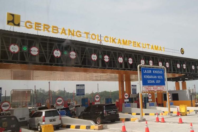 Gerbang Tol Cikampek Utama di Karawang, Jawa Barat.