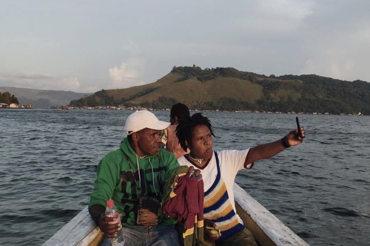 Wisata perahu Danau Sentani dapat digunakan untuk mengelilingi sembari menikmati keindahan Danau Sentani.