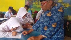 26 Tahun Mengabdi dengan Gaji Rp 300.000: Kisah Getir Guru Edi di Pelosok Subang