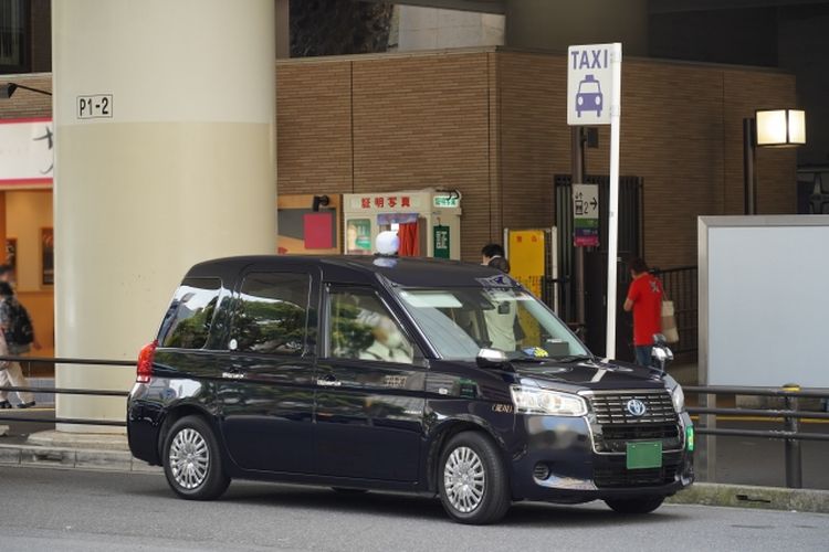 Taksi di Jepang punya fitur pintu otomatis terbuka saat kendaraan berhenti.