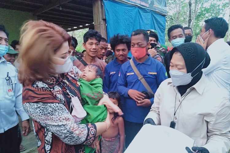 Menteri Sosial Tri Rismaharini saat mengunjungi kelompok Orang Rimba Sungai Terap di Desa Jelutih, Kabupaten Batanghari, Jambi.