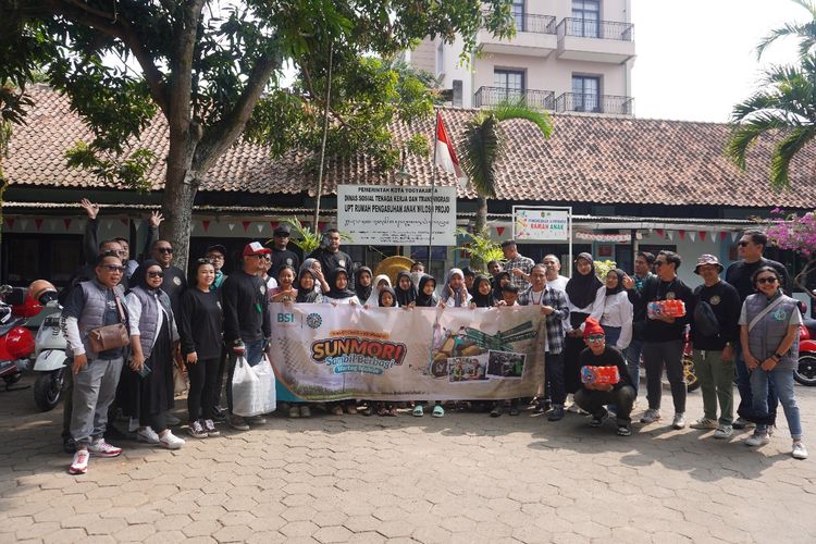 BSI Maslahat dan Vespa GT Club Indonesia mengadakan acara Sunday Morning Riding (Sunmori)) sambil berbagi Warteg Mobile pada Minggu (27/8/2023) di Yogyakarta.