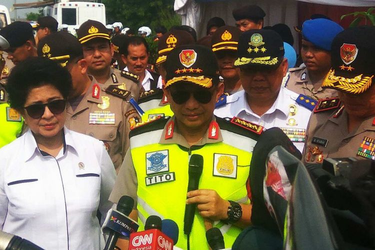Kapolri Jenderal Tito Karnavian dan Menteri Kesehatan Nila F Moeloek meninjau arus balik di GT Cikarang Utama, Jumat (30/6/2017).