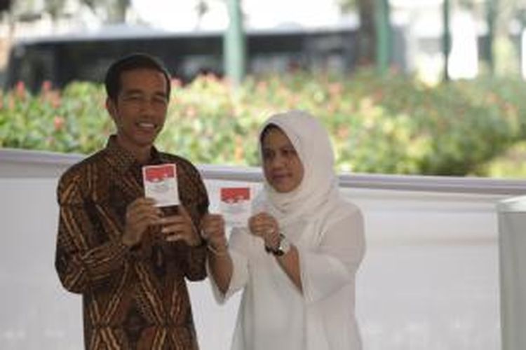 Calon Presiden nomor urut 2, Joko Widodo, didampingi istrinya Iriana Widodo saat memberikan suara di TPS 18, Taman Suropati, Jakarta, Rabu (9/7/2014). Hari ini rakyat Indonesia melaksanakan pemilihan umum untuk memilih presiden dan wakil presiden. KOMPAS IMAGES/RODERICK ADRIAN MOZES