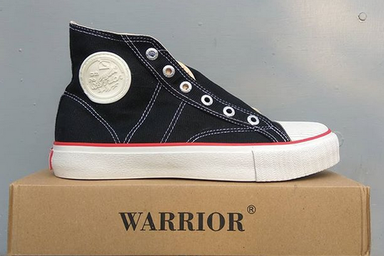 Sepatu Warrior.