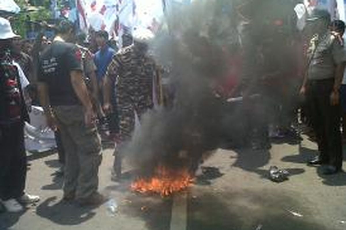 Massa pendukung Prabowo-Hatta bakar ban di Jalan Medan Merdeka Barat, Gambir, Jakarta Pusat, Selasa (19/8/2014). 