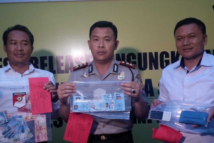 Kepala Polres Sukabumi Kota AKBP Susatyo Purnomo (tengah) memperlihatkan barang bukti kepada wartawan di Sukabumi, Jawa Barat, Senin ((5/3/2018).