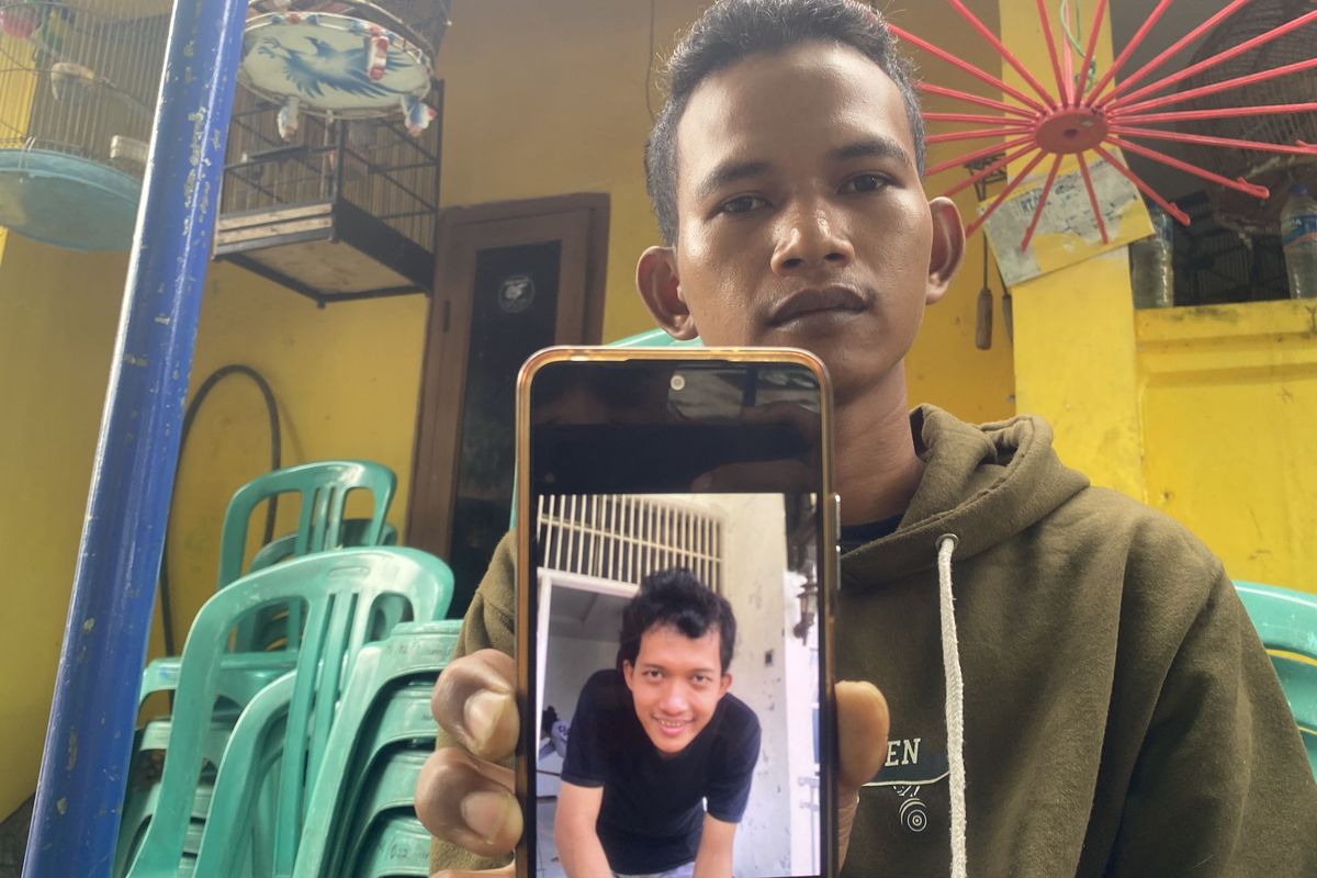 Subiyantoro (23) menunjukkan foto semasa hidup sang kakak, Ihwan Sahab (28). Ihwan dinyatakan meninggal di Kamboja diduga karena disiksa sesama pekerja scamming.