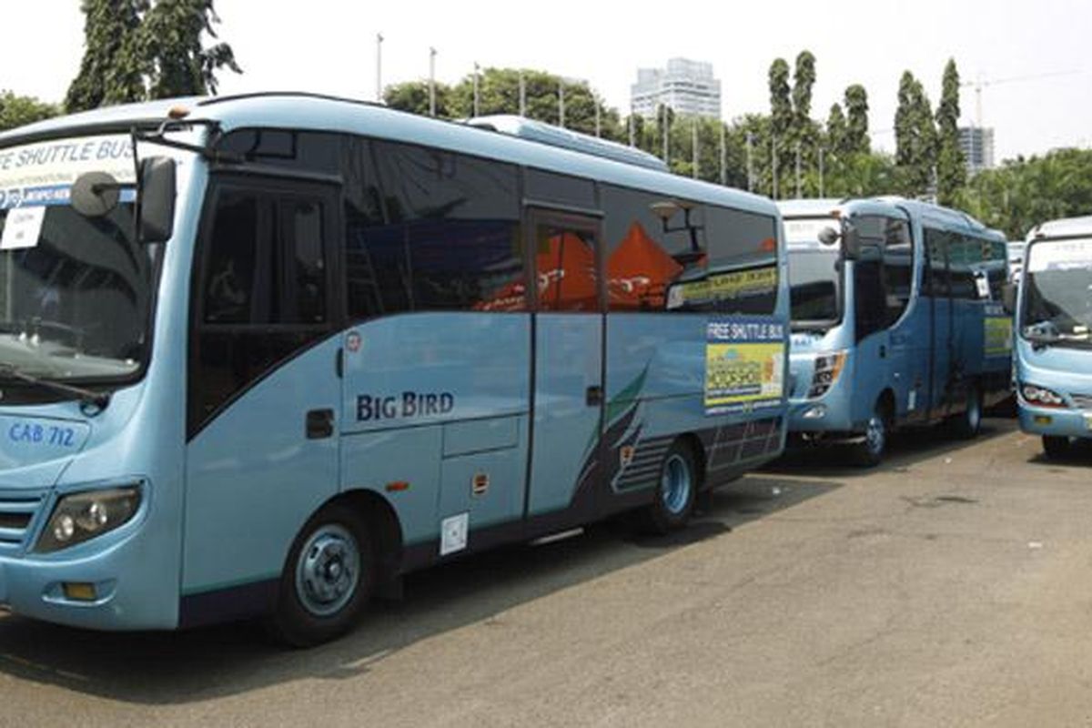 Shuttle Bus di IIMS, siap mengantar-jemput pengunjung di berbagai spot.