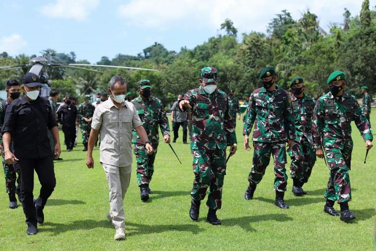 Panglima Komando Operasi Gabungan Khusus (Koopsgabsus) Mayjen TNI Richard T H Tambulon menerima kunjungan Panglima Komando Strategis Angkatan Darat (Pangkostrad) Letjen TNI Eko Margiono di Poso, Sulawesi Tengah.