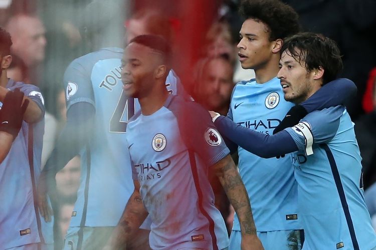 Para pemain Manchester City merayakan gol Leroy Sane ke gawang Sunderland pada partai lanjutan Premier League di Stadium of Light, Minggu (5/3/2017).