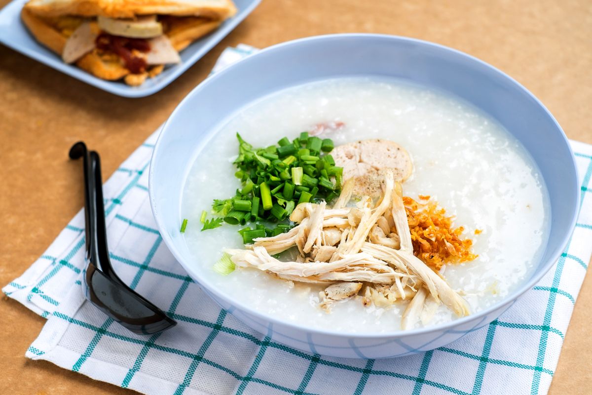 Ilustrasi bubur dengan topping ayam suwir. 