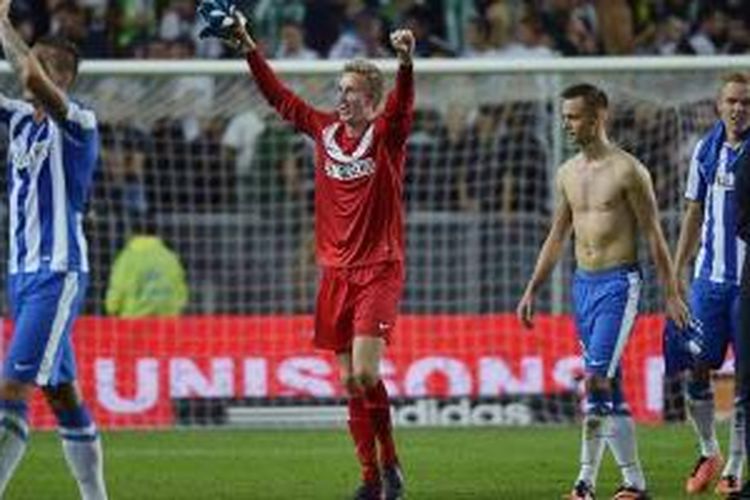 Para pemain Esbjerg merayakan kemenangan mereka atas tuan rumah St Etienne dalam leg kedua play-off Liga Europa di Geoffroy-Guichard stadium, Kamis (29/8/2013).