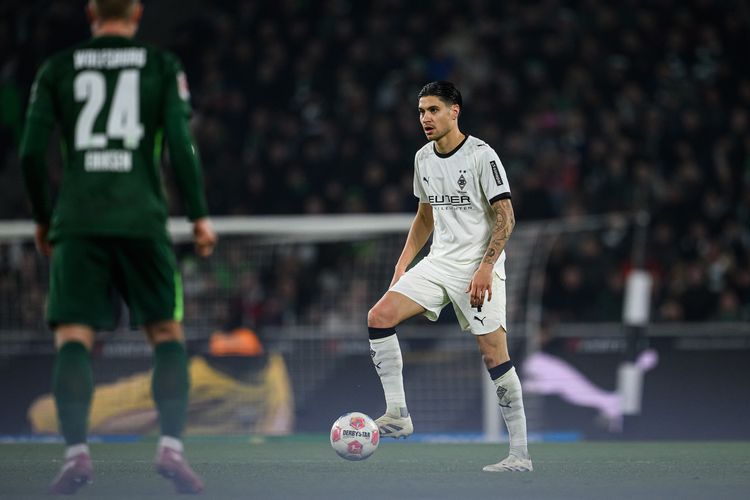 Kevin Diks kala beraksi dalam partai Bundesliga 2025-2026 Borussia Moenchengladbach vs Wolfsburg di Borussia Park, 13 Desember 2025.