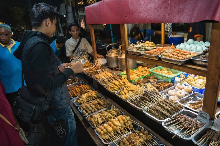 Ilustrasi angkringan di Yogyakarta. Meski dikenal sebagai kedai makan yang menjadi ciri khas Yogyakarta dan Solo, ternyata angkringan tidak berasal dari kedua daerah tersebut.
