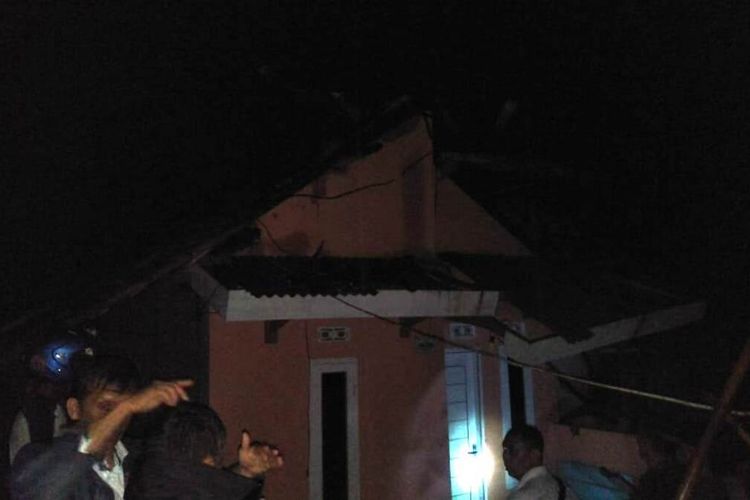 Sebuah rumah warga di Kampung Kebon Manggu, Bojongherang, Cianjur, Jawa Barat rusak parah akibat tertimpa pohon tumbang dan diterjang angin puting beliung, Rabu (11/12/2019) petang