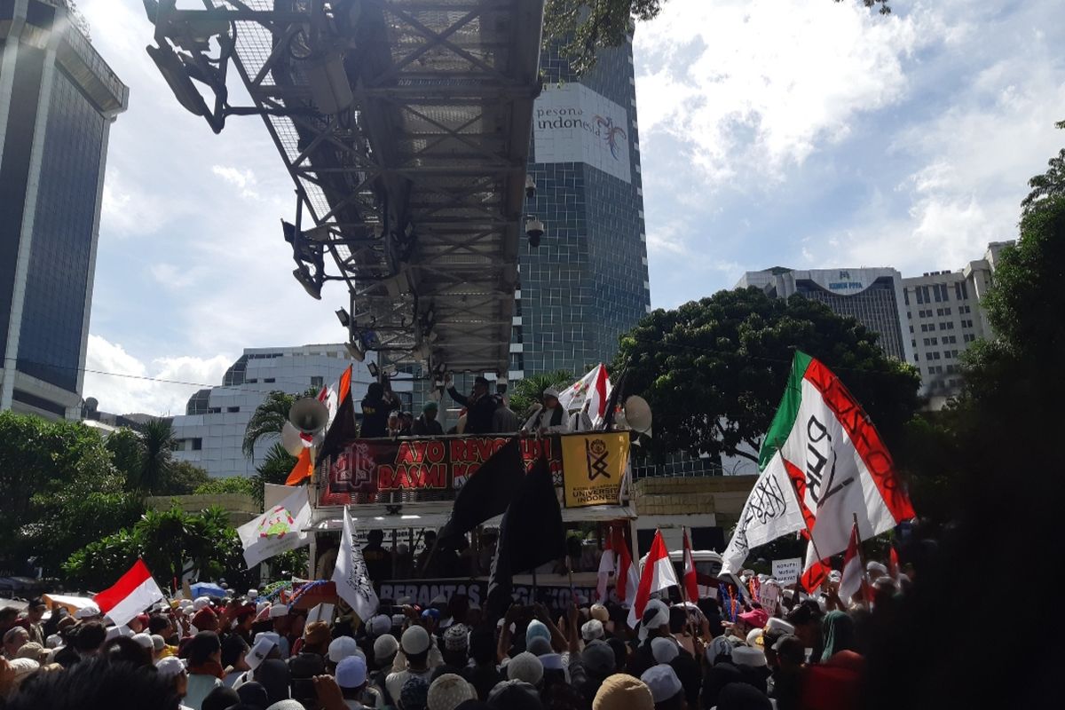 Massa dalam Aksi 212 Berantas Korupsi di Jalan Medan Merdeka Barat, Jumat (21/2/2020)