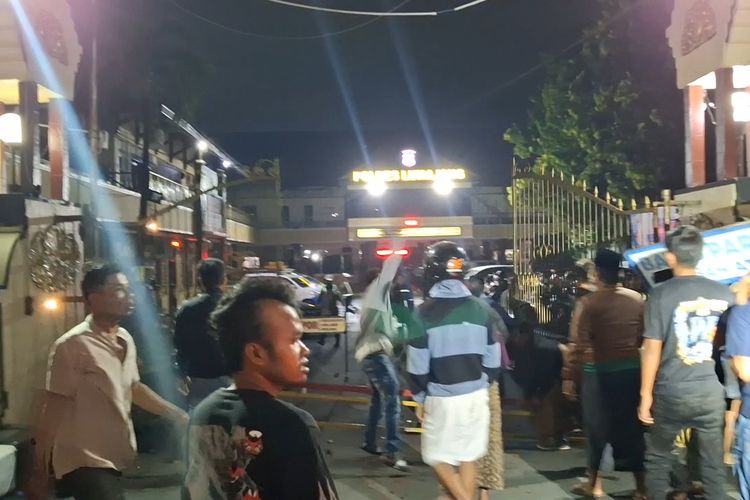 Massa bobol pagar Mapolres Lumajang, Minggu (12/10/2025)